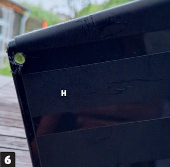 Växtvägg: Gör dränering i den tredje balkonglådan Växtvägg: Gör dränering i den tredje balkonglådan